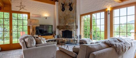TV, fireplace, DVD player