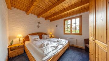 4 bedrooms, iron/ironing board, free WiFi, bed sheets