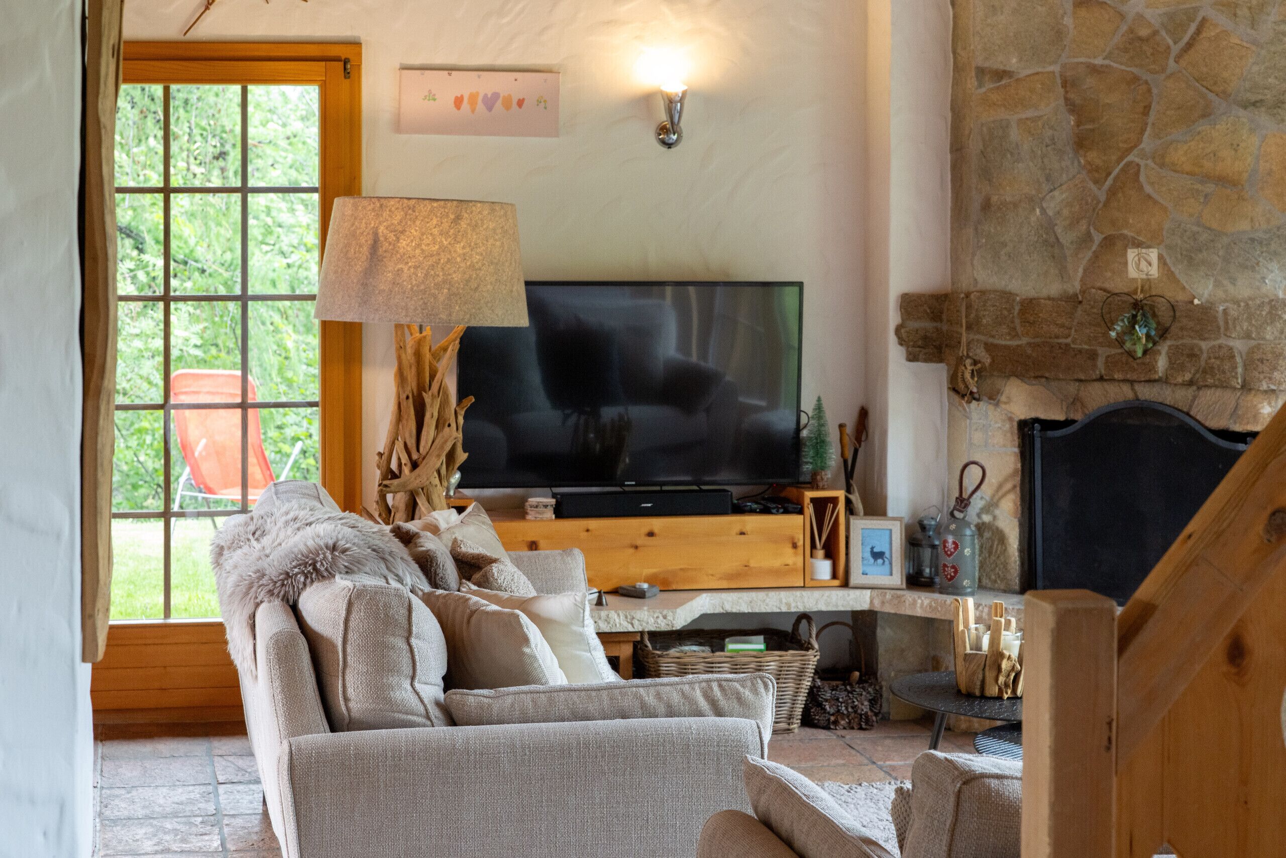 Fernseher, Kamin, DVD-Player