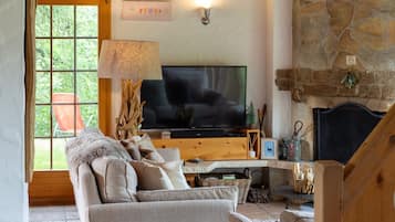 Fernseher, Kamin, DVD-Player