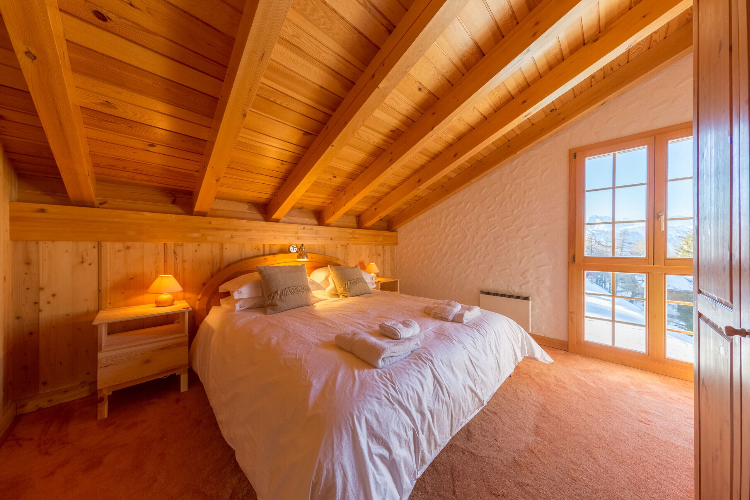 4 bedrooms, iron/ironing board, free WiFi, bed sheets