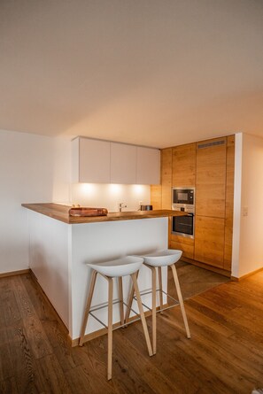 Refrigerador, horno, lavavajillas y cafetera y tetera 