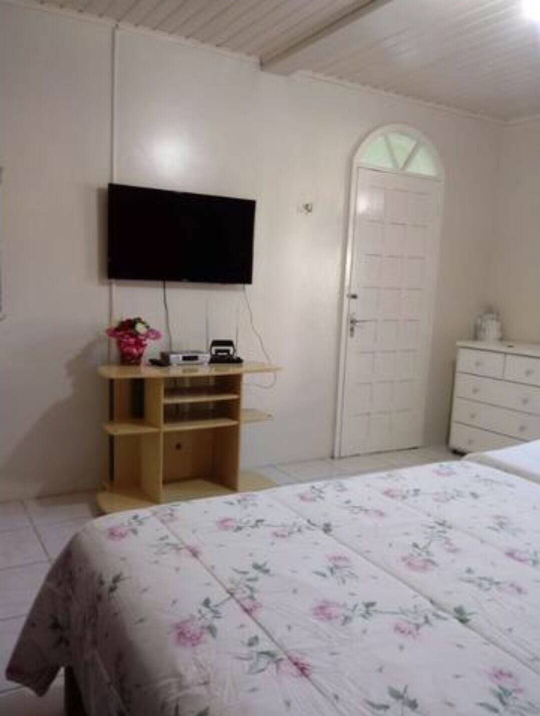 5 makuuhuonetta, silitysrauta/-lauta, vuodevaatteet