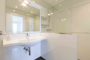 Bathtub, hair dryer, towels - Treasure | The Rentals Collection (San Sebastián)