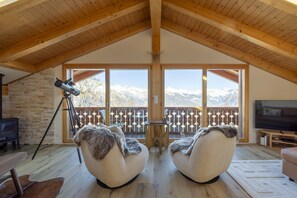 Una chimenea, un reproductor de DVD