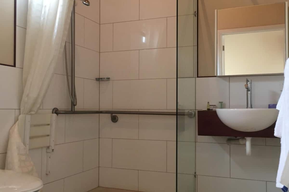 shower, free toiletries, towels