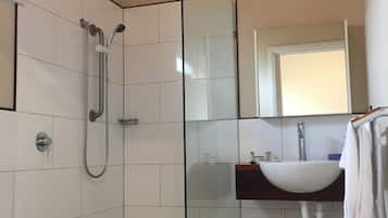 Kamar Double Klasik | Kamar mandi | Shower, perlengkapan mandi gratis,  dan handuk