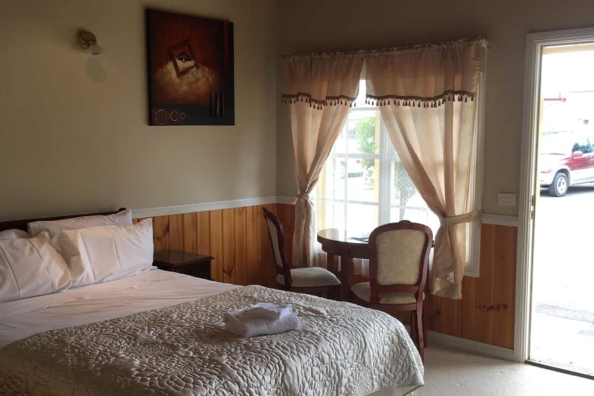 1 bedroom, desk, soundproofing, cots/infant beds