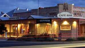 Ein Hotel mit Café-Bar und einem Guinness Pub.
