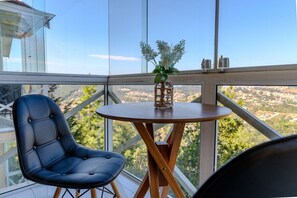 Deluxe Apartment, 2 Bedrooms, Garden View | Dining - Apartamento Sobre as Nuvens (Campos do Jordão)