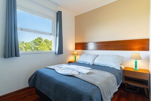 Deluxe Apartment, 2 Bedrooms, Garden View | Desk, blackout drapes, iron/ironing board, free cribs/infant beds - Apartamento Sobre as Nuvens (Campos do Jordão)