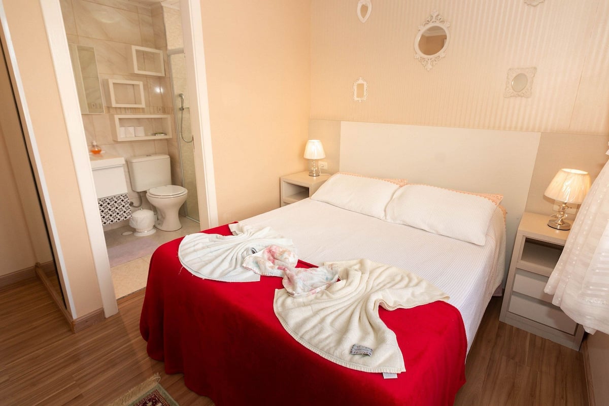 Deluxe appartement, 2 slaapkamers, uitzicht op binnenplaats | 1 slaapkamer, een bureau, verduisterende gordijnen