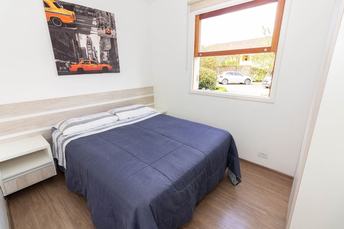 Standaard appartement, 2 slaapkamers, uitzicht op binnenplaats (Térreo) | 1 slaapkamer, een bureau, verduisterende gordijnen