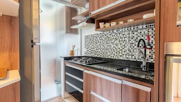 Apartamento luxo, 2 quartos, vista para o jardim (Térreo) | Cozinha privada | Cooktop, torradeira, liquidificador, forno com torradeira
