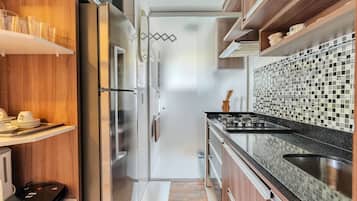 Deluxe Apartment, 2 Bedrooms, Garden View (Térreo) | Private kitchen | Stovetop, toaster, blender, toaster oven