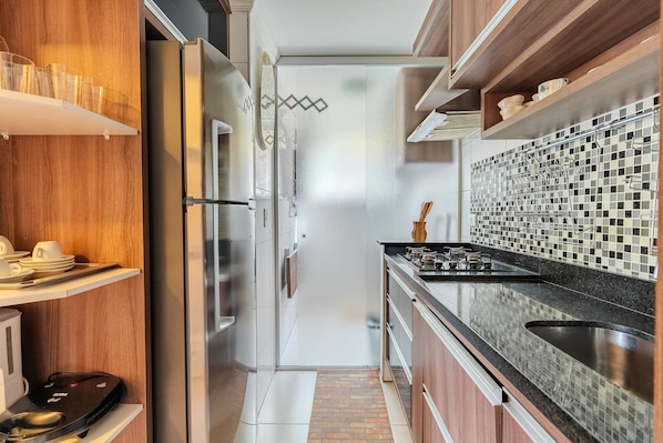 Apartament Deluxe, 2 dormitoris, vistes al jard�í (Térreo) | Cuina privada | Placa de cuina, torradora, liquadora i forn amb torradora 