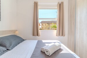 Departamento est ándar, 2 habitaciones, vista al patio (Térreo) | Escritorio, cortinas blackout y tabla de planchar con plancha 