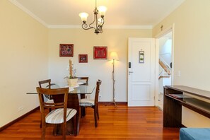 Standard Apartment, 2 Bedrooms, Courtyard View | Dining