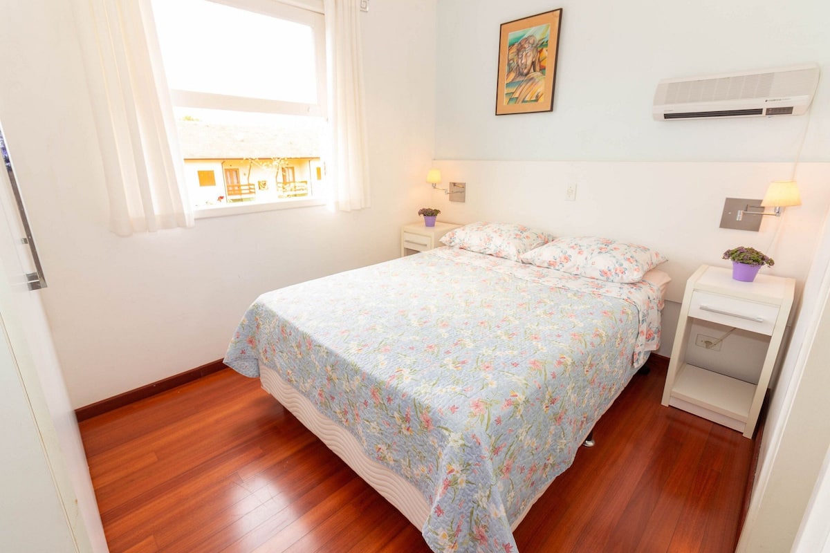 Standaard appartement, 2 slaapkamers, uitzicht op binnenplaats | 1 slaapkamer, een bureau, verduisterende gordijnen