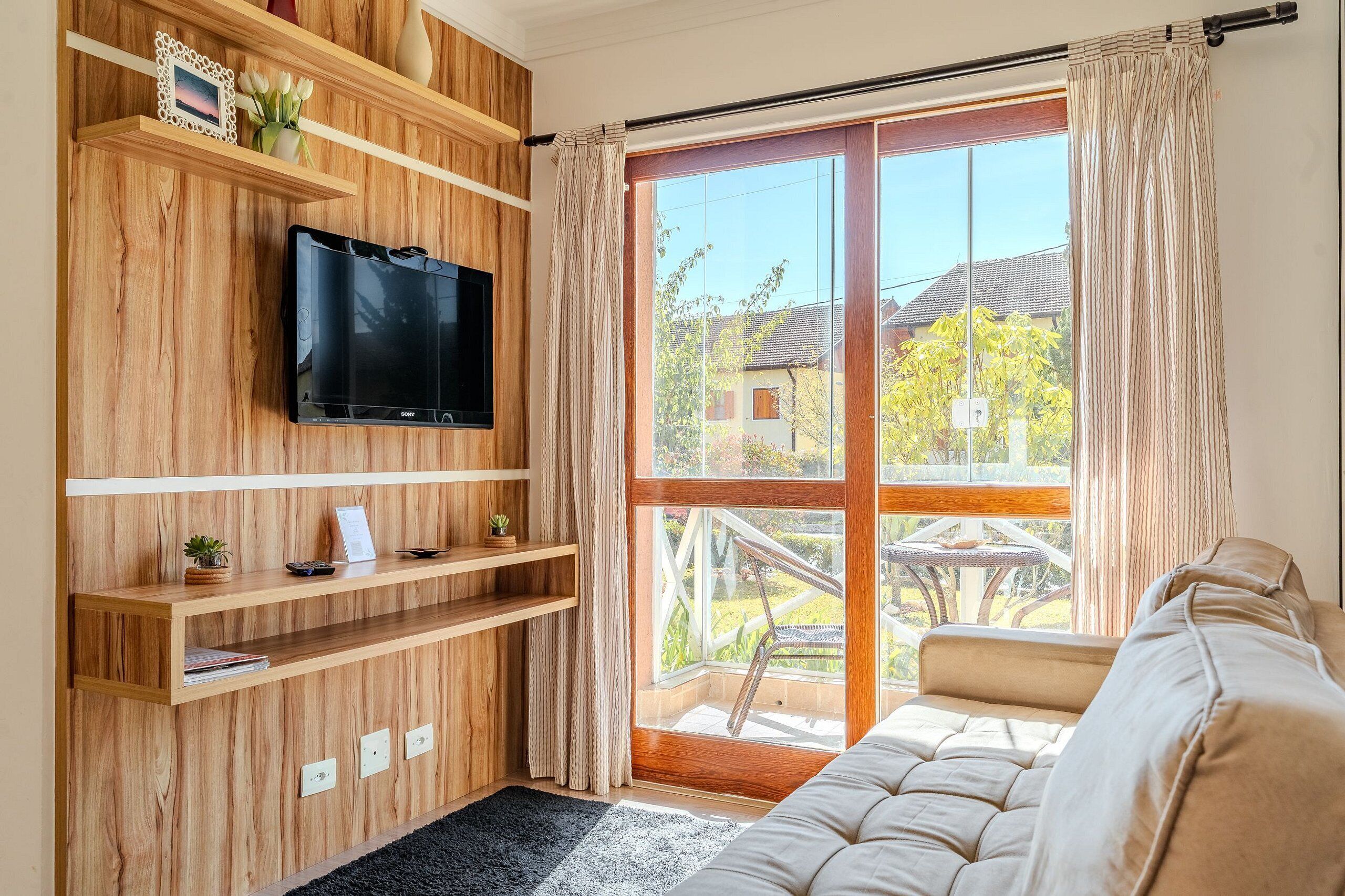 Standard-Apartment, 2 Schlafzimmer, Blick auf den Innenhof (Térreo) | Wohnbereich | 32-Zoll-LED-Fernseher mit Satellitenempfang, Fernseher