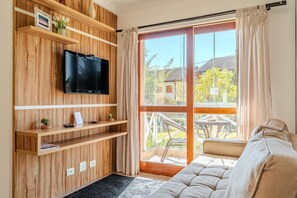 Standard Apartment, 2 Bedrooms, Courtyard View (Térreo) | Living area | 32-inch LED TV with satellite channels, TV - Apartamento Sobre as Nuvens (Campos do Jordão)