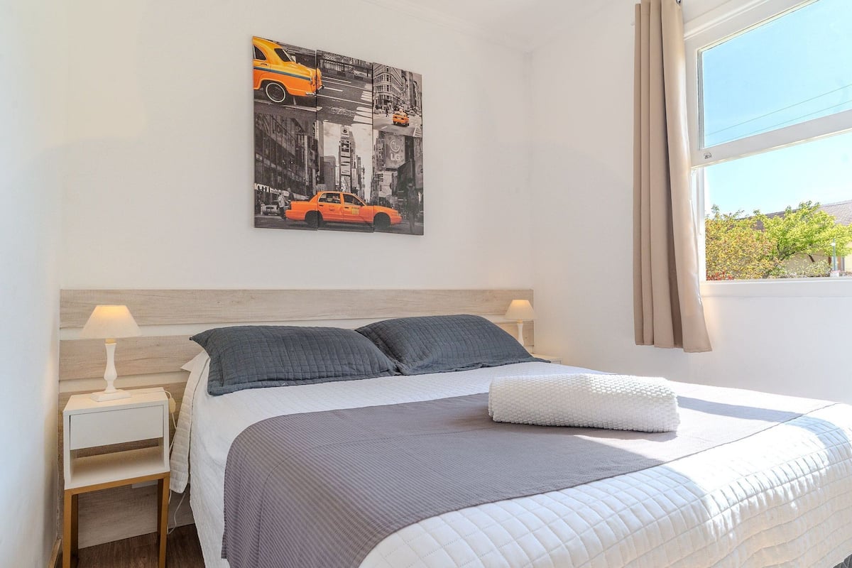 Standard Apartment, 2 Bedrooms, Courtyard View (Térreo) | 1 bedroom, desk, blackout curtains, iron/ironing board