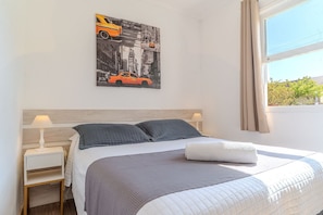 Apartamento standard, 2 quartos, vista para o pátio (Térreo) | Escrivaninha, cortinas blackout, ferros/tábuas de passar roupa