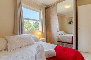 Apartamento estándar, 2 habitaciones, vistas al jardín | Escritorio, cortinas opacas, tabla de planchar con plancha