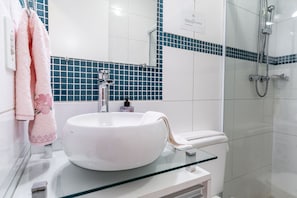 Apartamento luxo, 2 quartos, vista para o jardim (Térreo) | Banheiro | Chuveiro, secador de cabelo, toalhas de banho