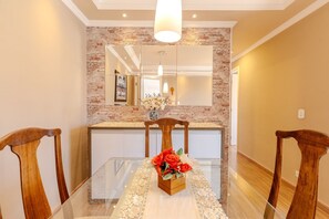 Apartamento Deluxe, 2 habitaciones, vistas al patio | Restauración