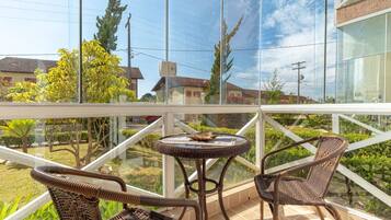 Standard Apartment, 2 Bedrooms, Courtyard View (Térreo) | Outdoor dining