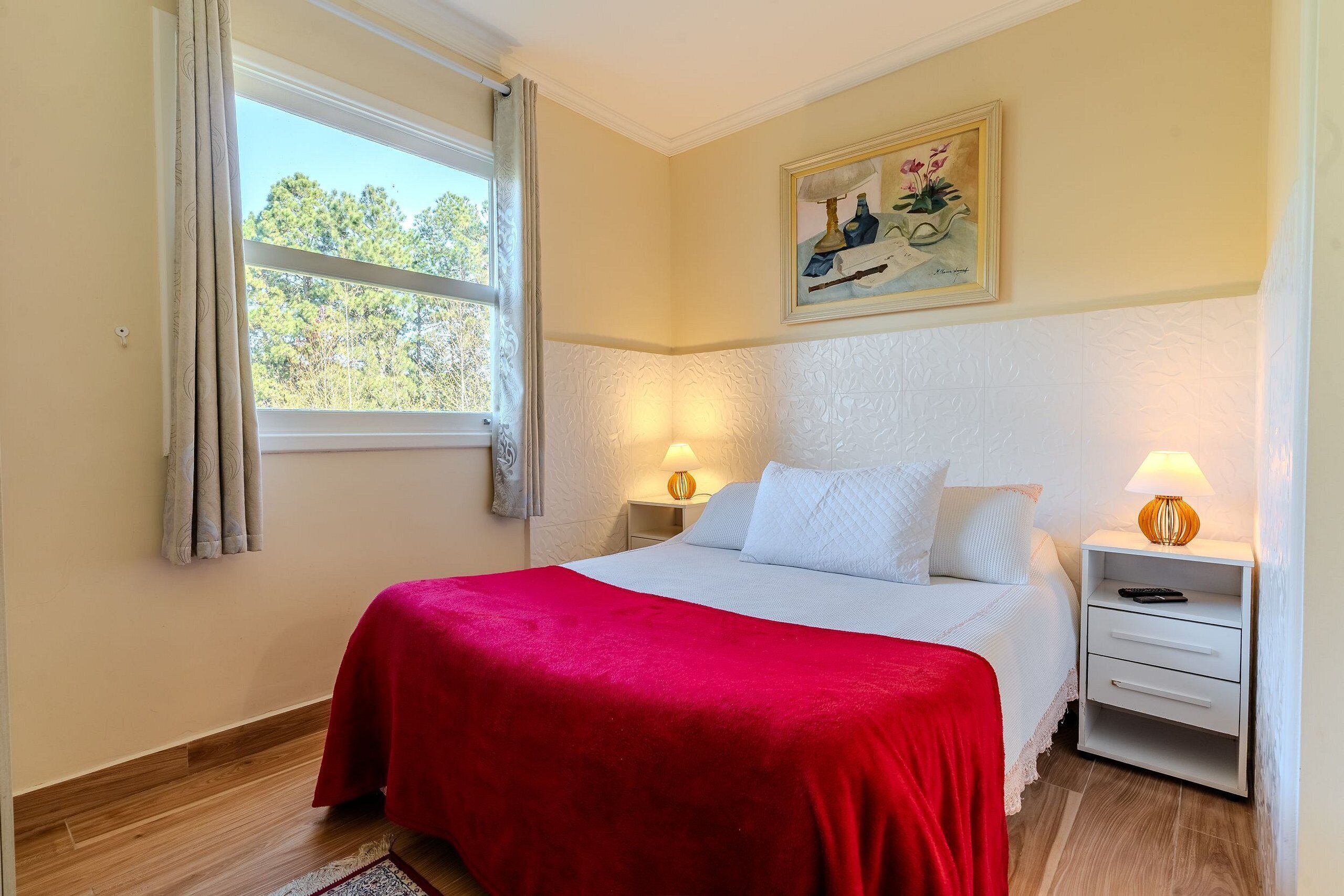 Deluxe Apartment, 2 Bedrooms, Garden View (Térreo) | Meja, langsir/tirai gelap terus, seterika/papan seterika 