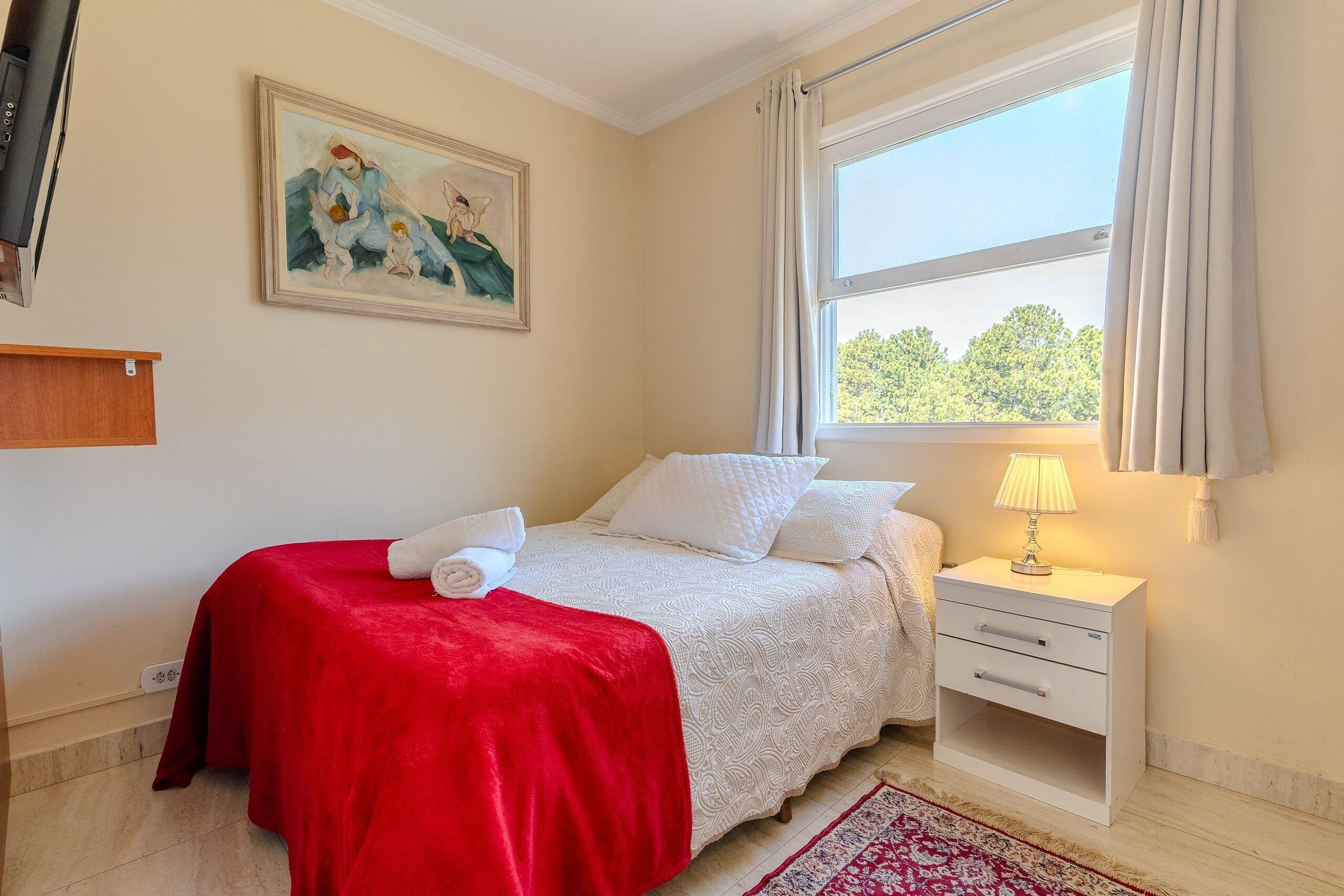 Standard Apartment, 2 Bedrooms, Garden View | Meja, langsir/tirai gelap terus, seterika/papan seterika 