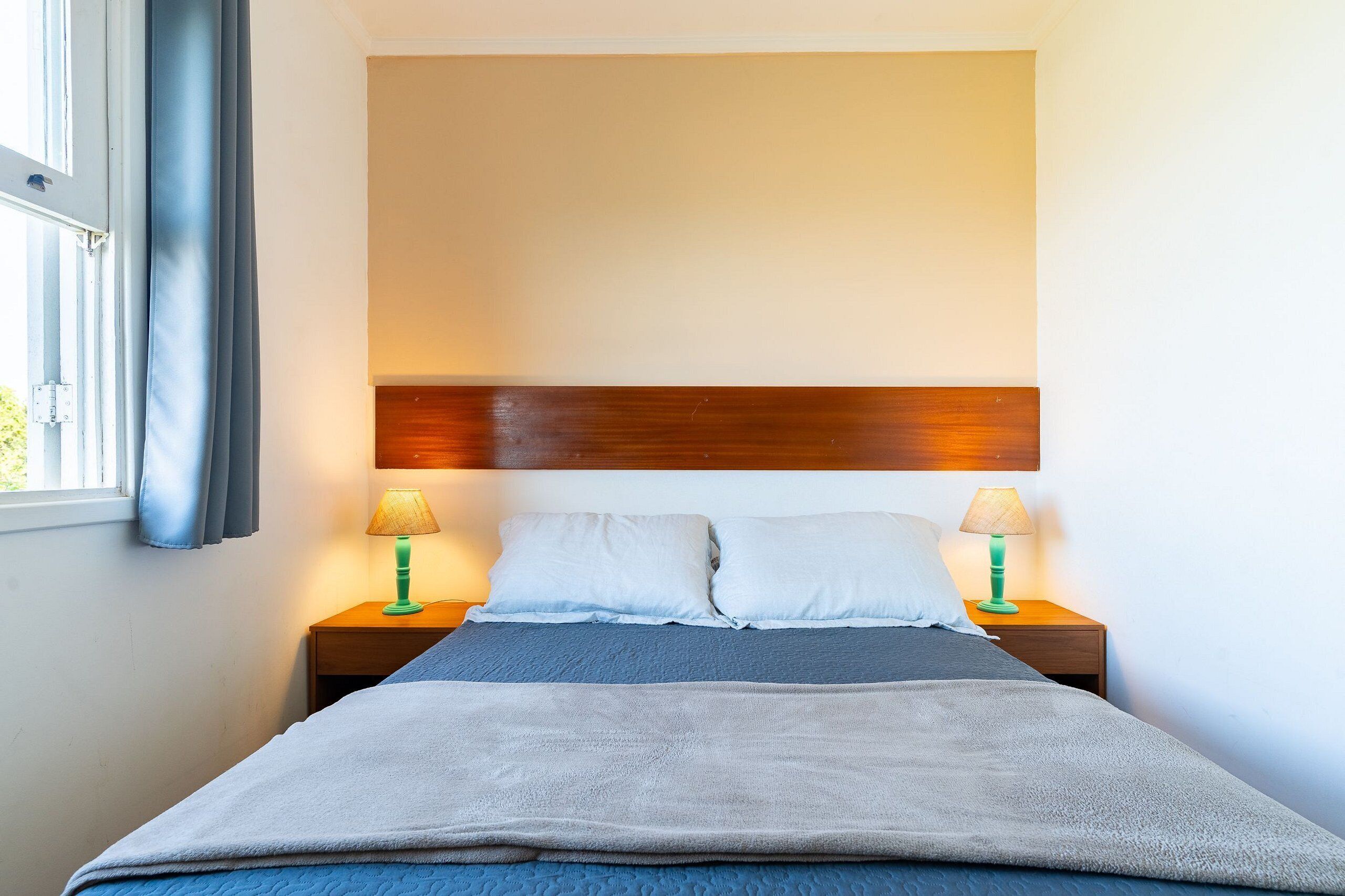 Deluxe Apartment, 2 Bedrooms, Garden View | Meja, langsir/tirai gelap terus, seterika/papan seterika 