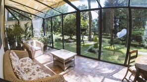 Televisión, chimenea y tenis de mesa 