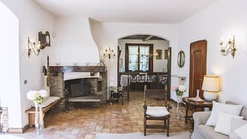 Fernseher, Kamin, Tischtennisplatte