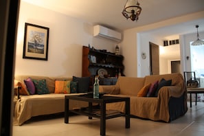 Smart TV - iLiana's seaside maisonette. (Spetses)