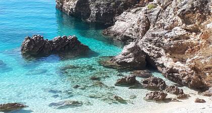 Poikkeuksellinen retriitti uima-altaalla ja upeat näkymät merelle ja vuorille