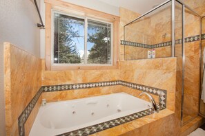 Badewanne, Whirlpool, Haartrockner, Handtücher