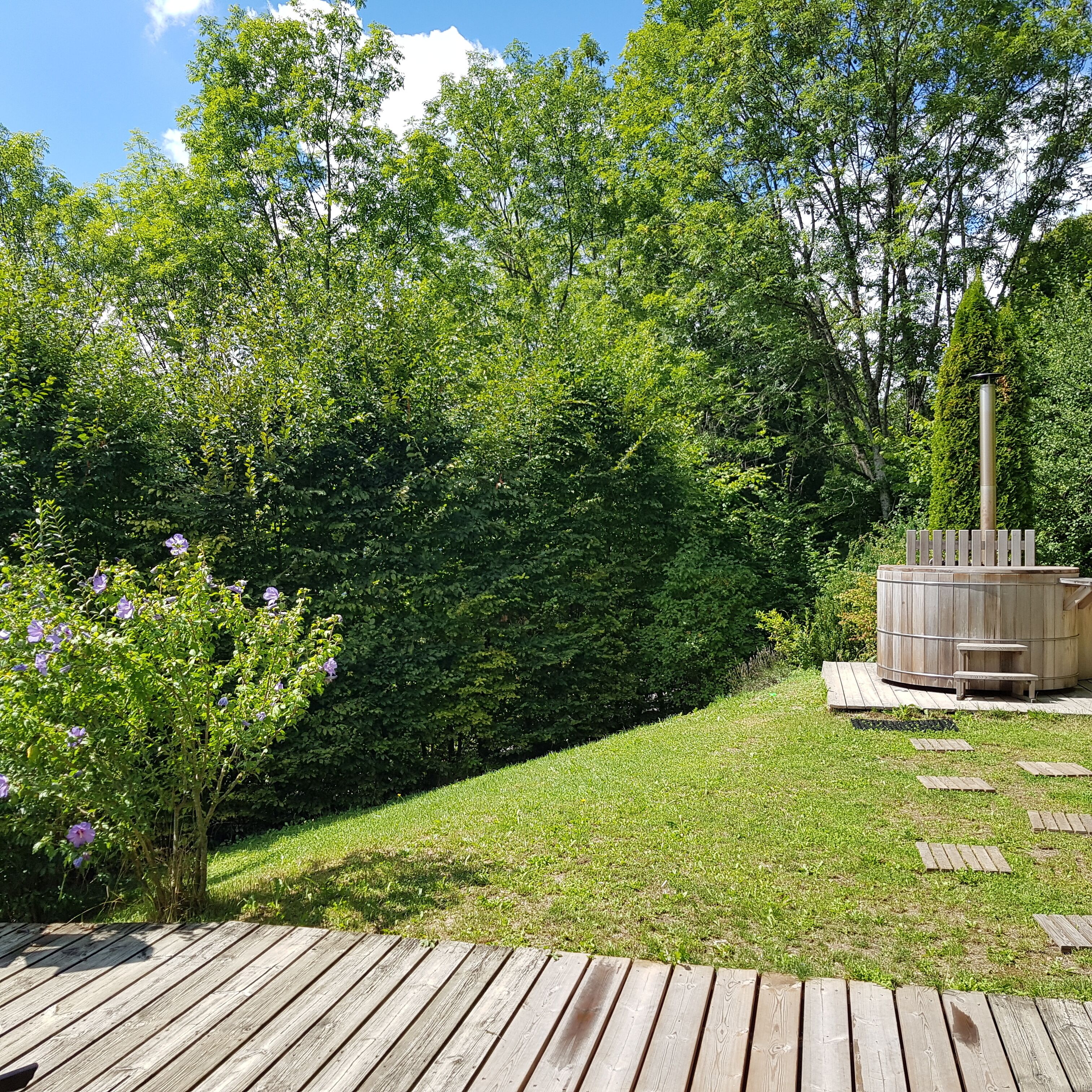 Outdoor spa tub
