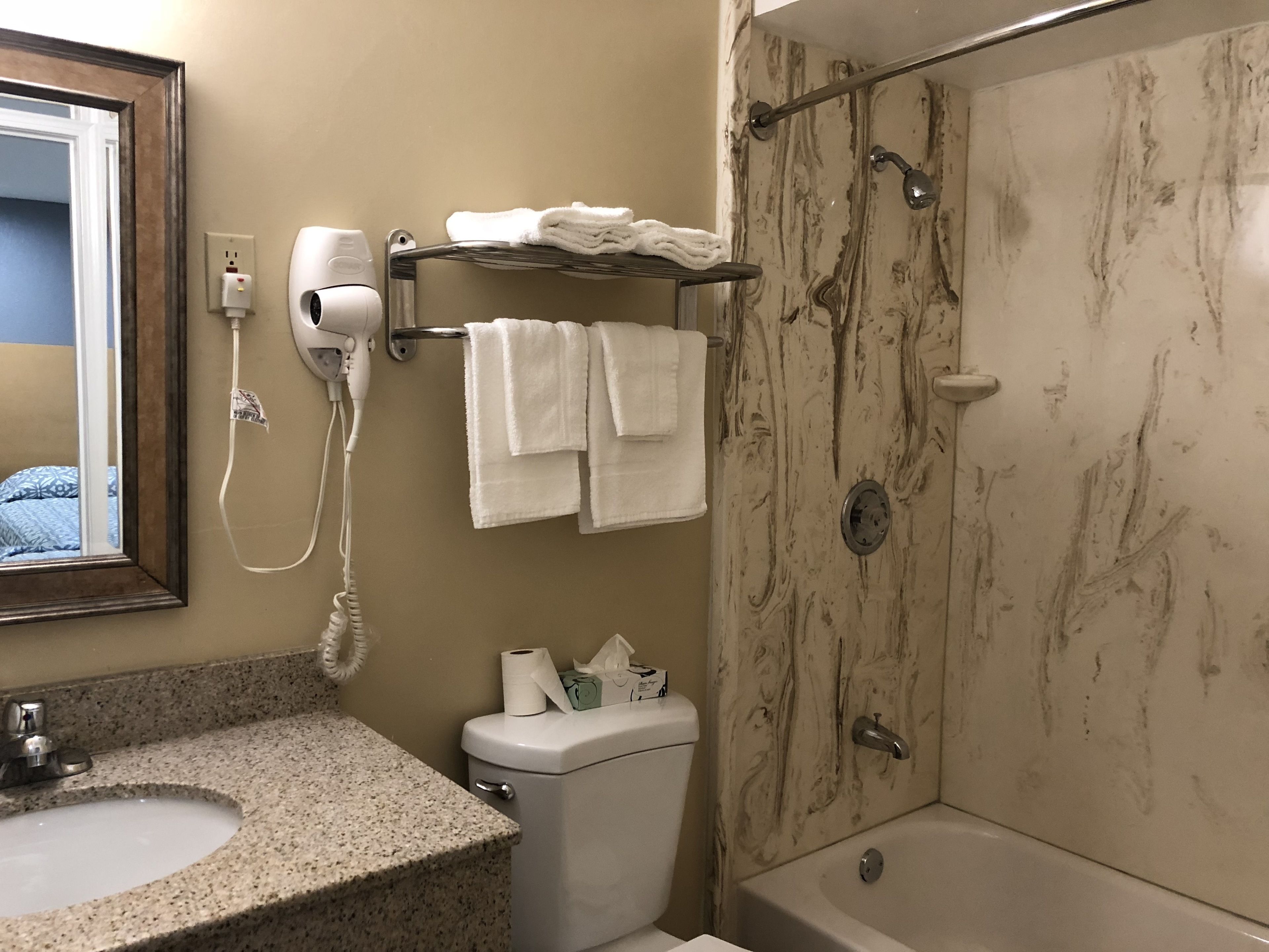 Singola Deluxe, 1 letto queen, non fumatori | Bagno | Set di cortesia gratuito, asciugacapelli, asciugamani, sapone