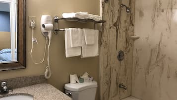 Singola Deluxe, 1 letto queen, non fumatori | Bagno | Set di cortesia gratuito, asciugacapelli, asciugamani, sapone