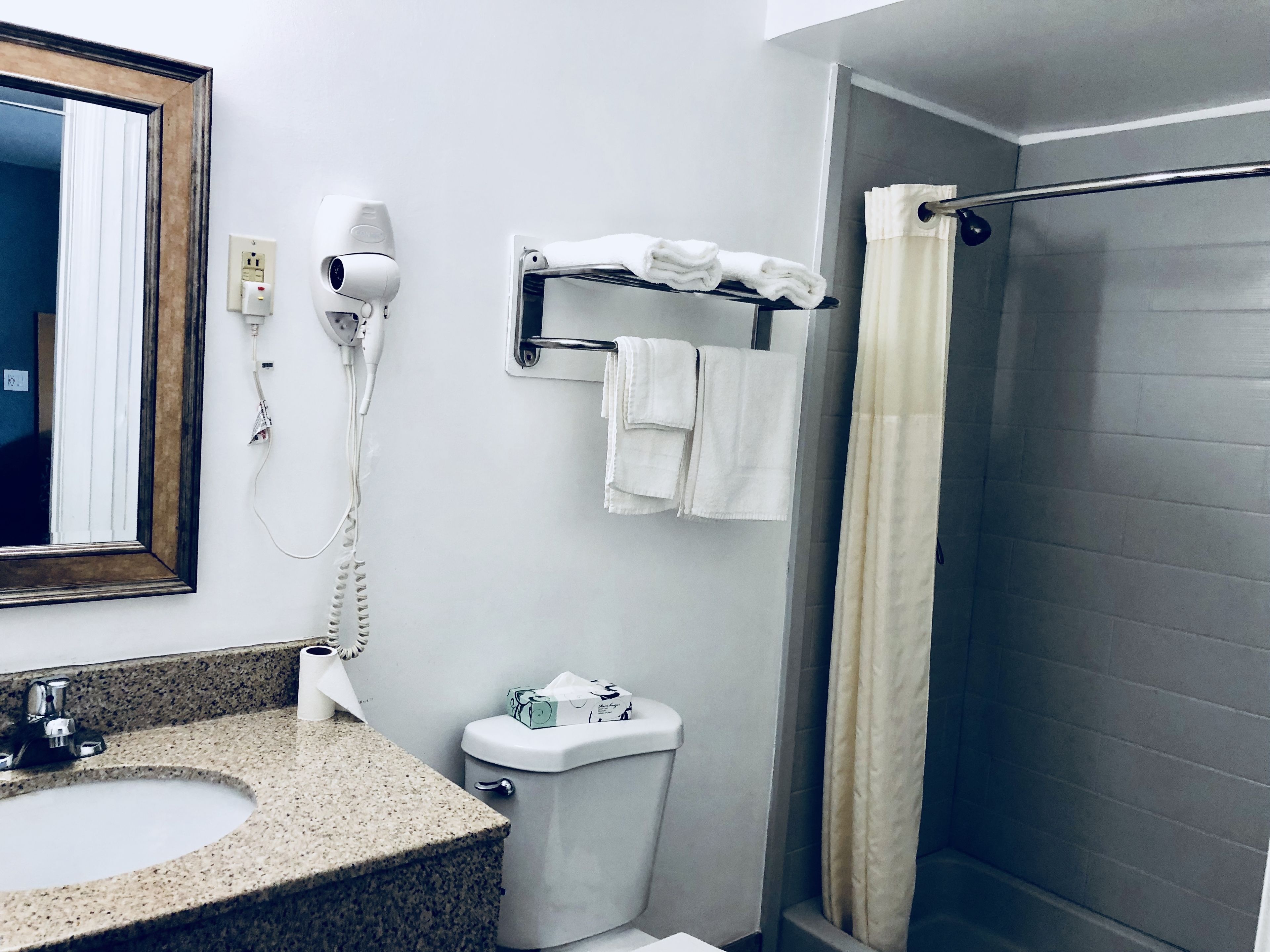 غرفة ديلوكس للاستخدام الفردي - سرير ملكي - لغير المدخنين | حمام | مستلزمات مجانية للعناية الشخصية، مجففات شعر، مناشف، صابون