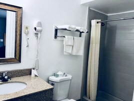 Quarto solteiro luxo, 1 cama King, para não fumantes | Banheiro | Produtos de toalete grátis, secador de cabelo, toalhas de banho 