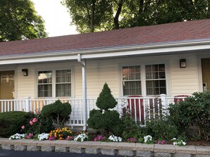 Exterior - Chisholms Motor Inn (Saugus)