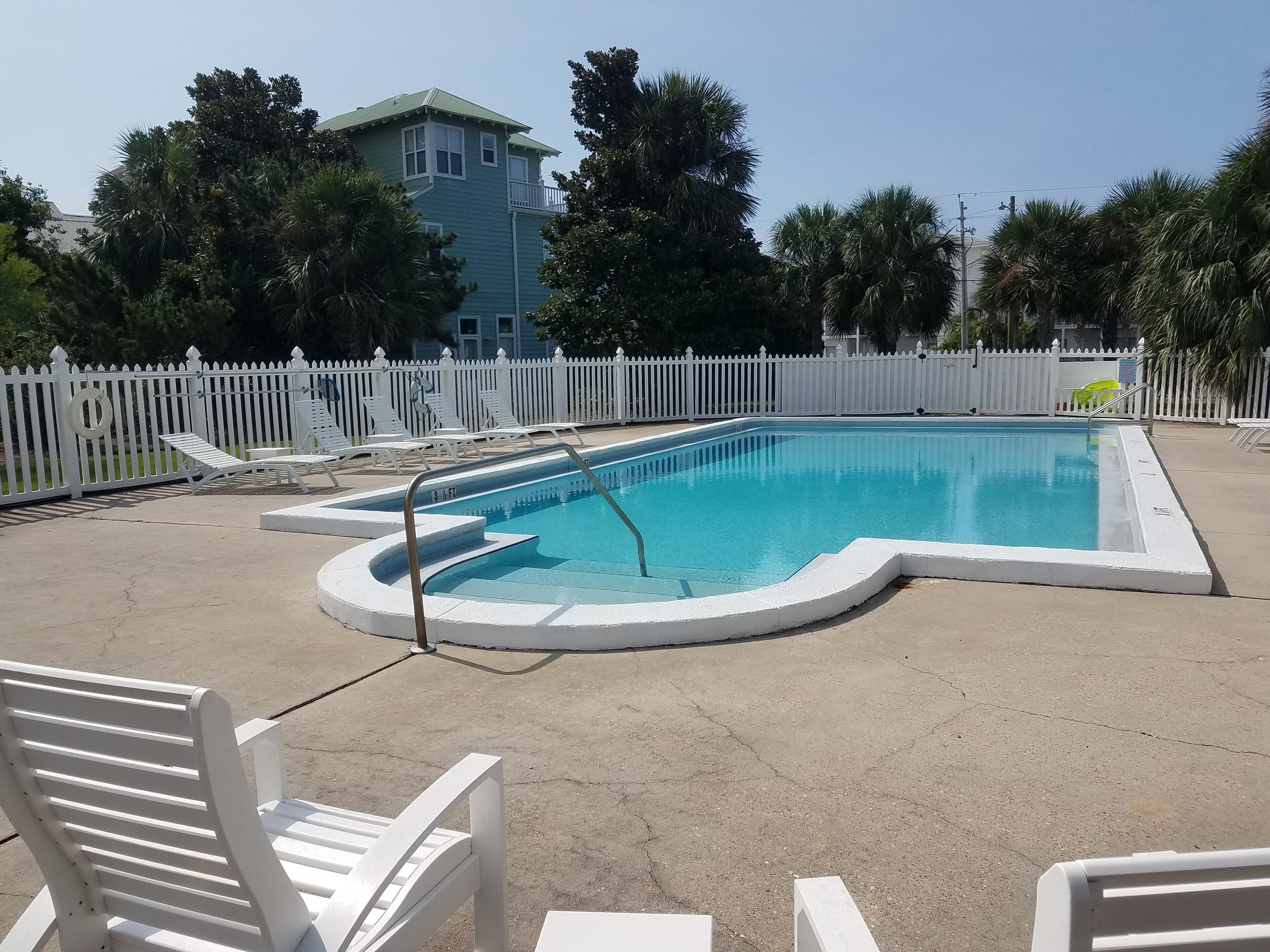 Deeded beach access, 1st floor condo, Pool, Walk to Shops & Restaurants