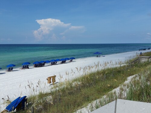 Deeded beach access, 1st floor condo, Pool, Walk to Shops & Restaurants