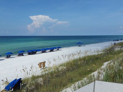 Deeded beach access, 1st floor condo, Pool, Walk to Shops & Restaurants