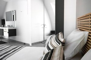 2 slaapkamers, een bureau, een strijkplank/strijkijzer, gratis wifi