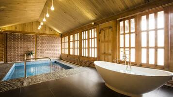 Pool Villa (33 PY, A/B) | Piscine | Piscine couverte